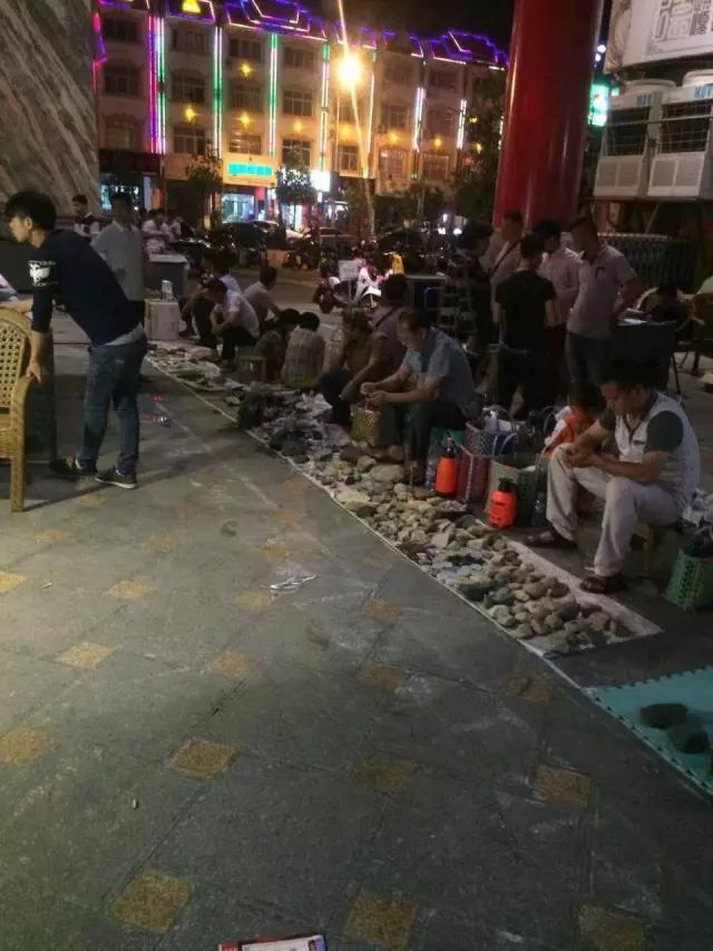 下雨的星光夜市视频大全,雨天的夜市