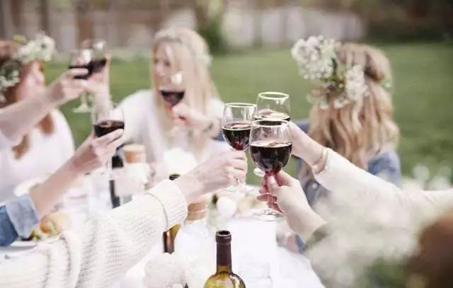 「昕薇FM」宋慧乔才是“行走的葡萄酒礼仪教科书”