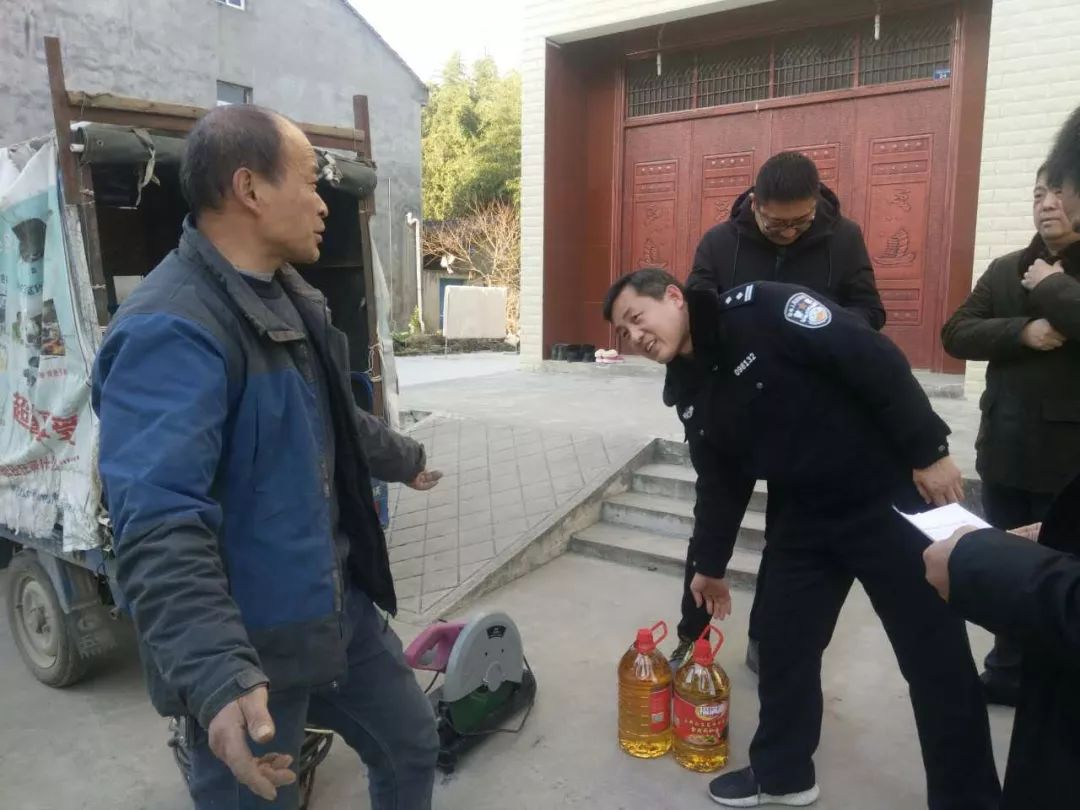 蜀黍出警后收到甜蜜礼物,警察蜀黍收到礼物