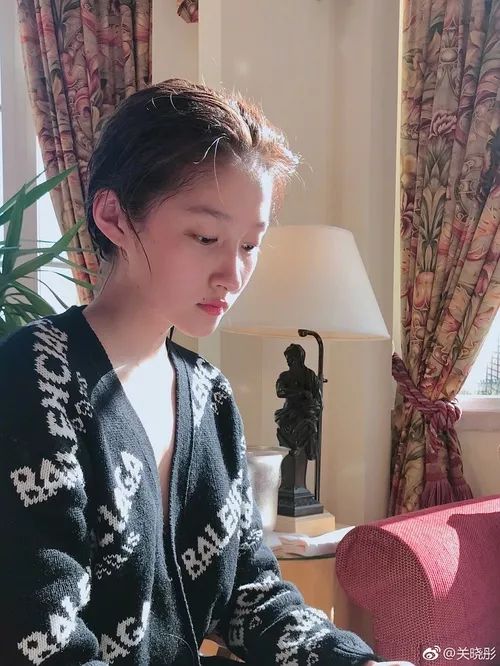 关晓彤奶茶店偶遇真人合照,关晓彤和奶茶妹妹的素颜照曝光