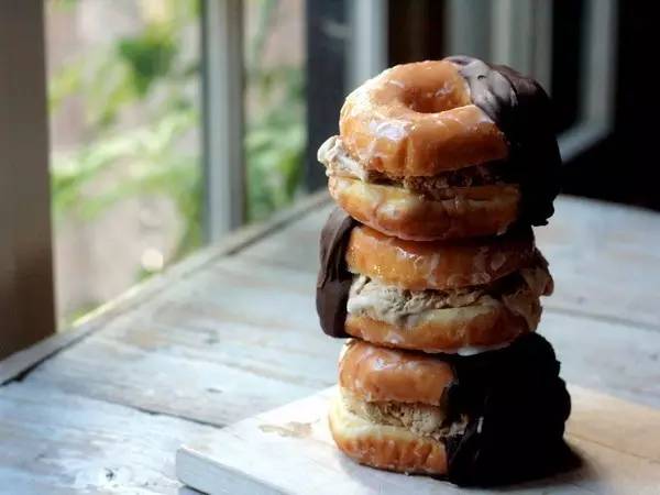 吃巧克力马卡龙冰淇淋三明治,哈根达斯牛奶太妃三明治冰淇淋