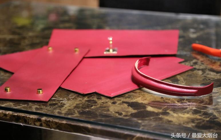 男子自制奢侈品送老婆,男子送老婆万元包包