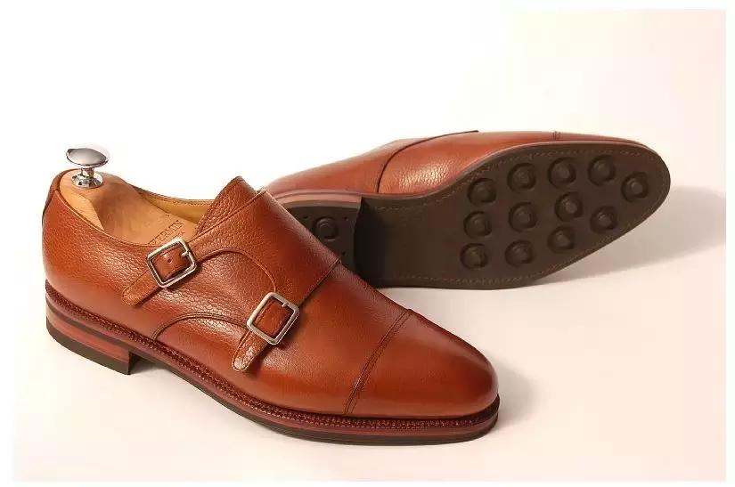 雨天皮鞋湿了怎么补救,皮鞋雨天进雨水后该怎么处理