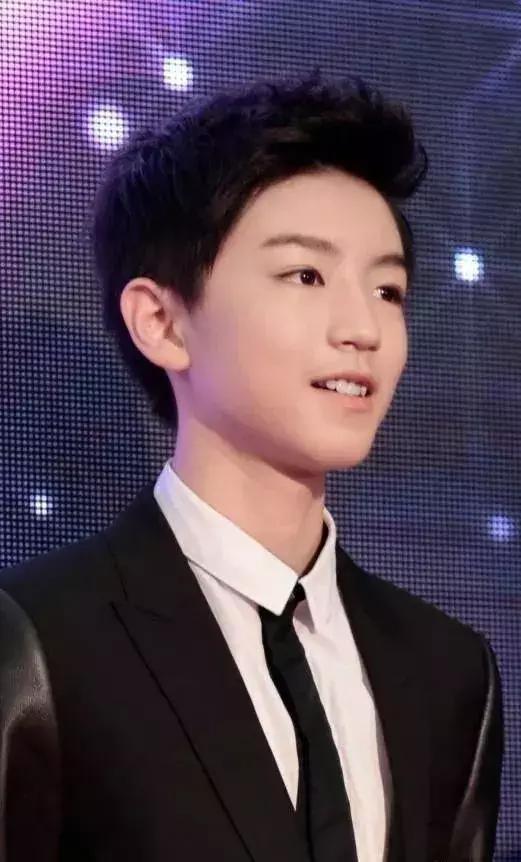 小编已沉迷于“养成系”了，TFboys吴磊刘昊然迪迪们露额头的照片