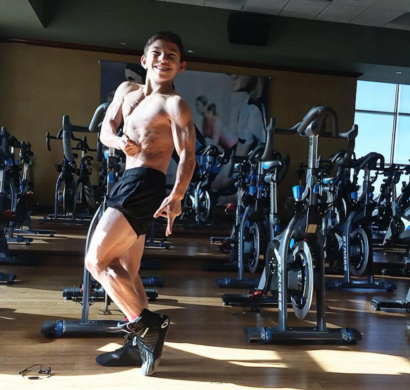 15岁肌肉少年练出健壮肌肉,15岁肌肉少年秀青筋肌肉