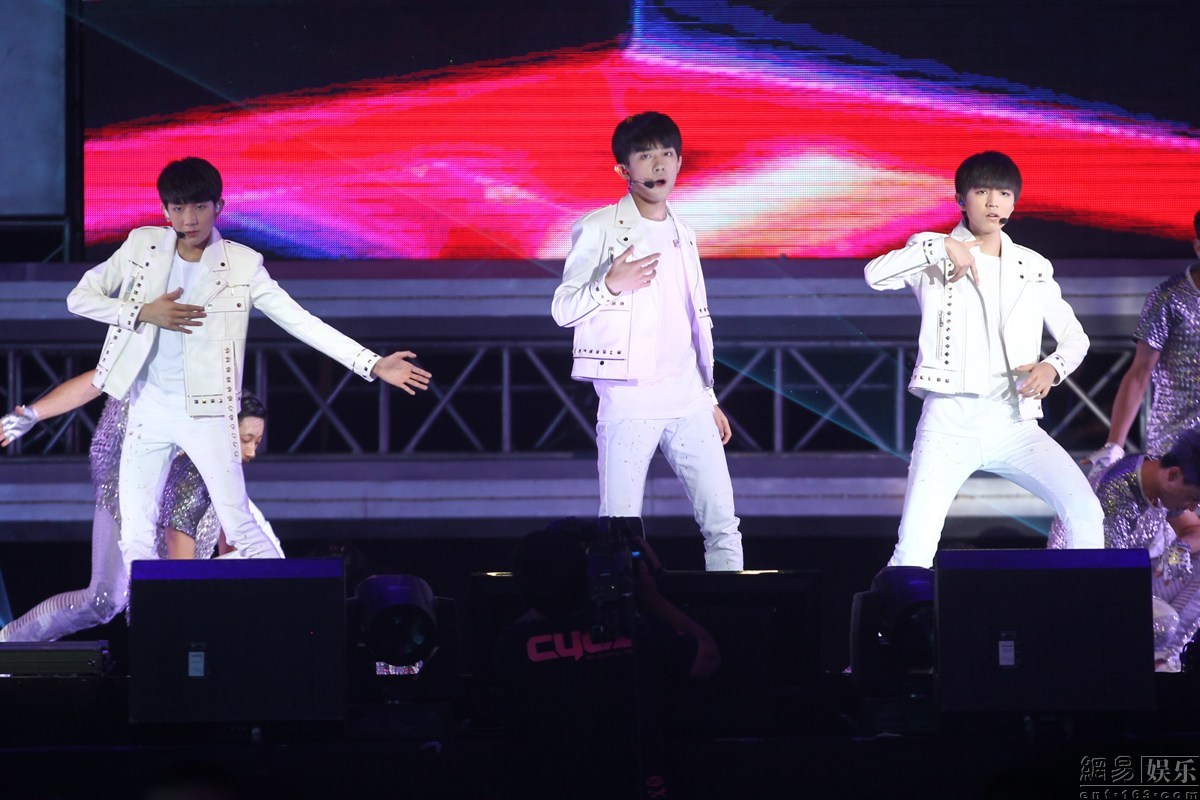 看了王俊凯王源千玺最近露额头的照片，撩妹能力max，女友粉暴涨