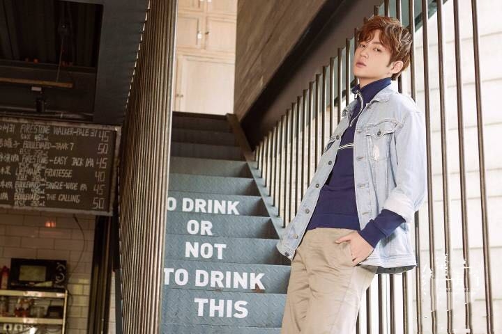 董力穿蓝色羽绒服,董力穿黑色毛呢外套