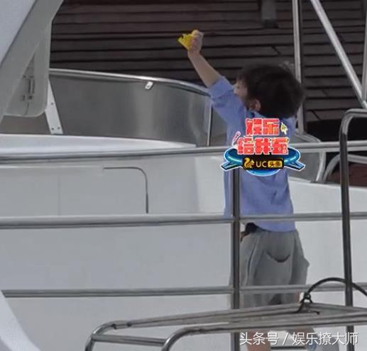 爸5最新路透！嗯哼摔了狗吃屎，小泡芙差点出意外，还好有邓伦！