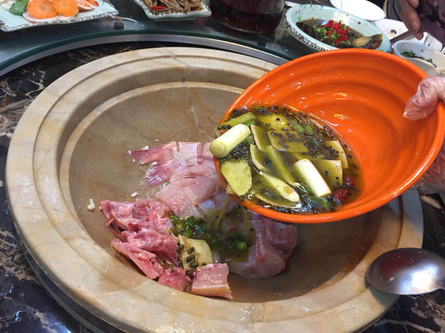 吃云南蒸汽石锅鱼,云南蒸汽石锅鱼美味中的精品