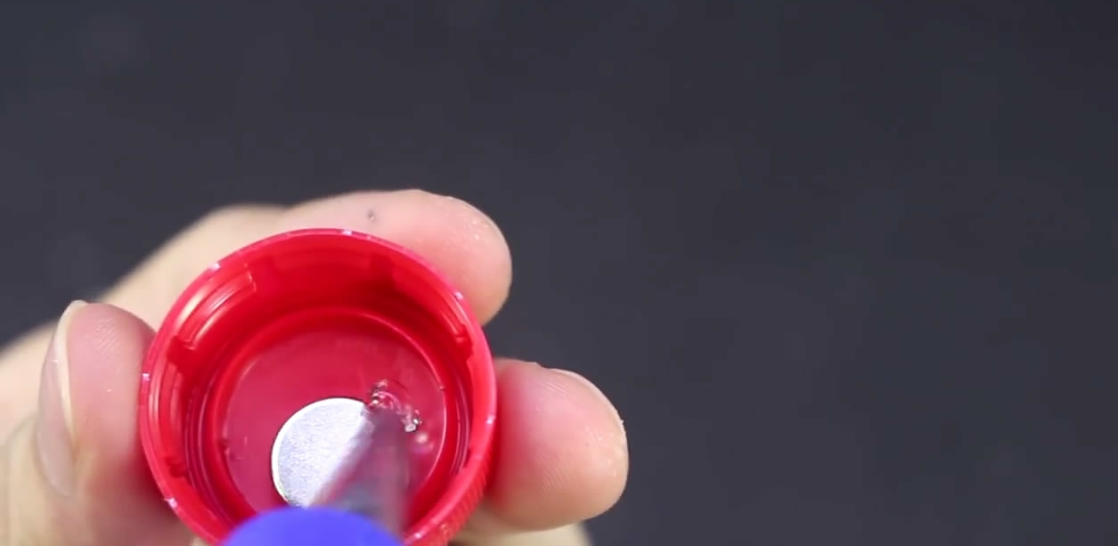 自制足球花式教程,用瓶盖做足球小游戏