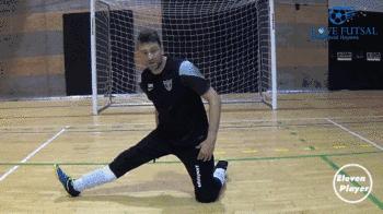 五人足球守门员新手入门,足球门将抓帽技巧