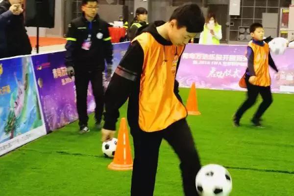 城阳区实验中学高金阳入选2018年足球世界杯护旗手