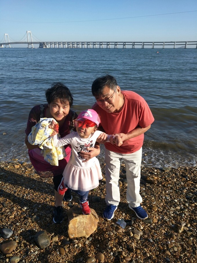 一家老小都去旅游啦,一家老小去游玩