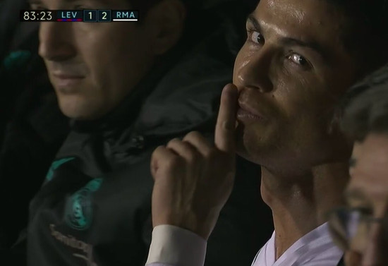 C罗又哑火了！狂射7脚零收获罕见被换下闭嘴手势回应镜头