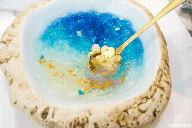 在我家昆明楼下吃碗星空燕窝，10分钟被搭讪了30次！