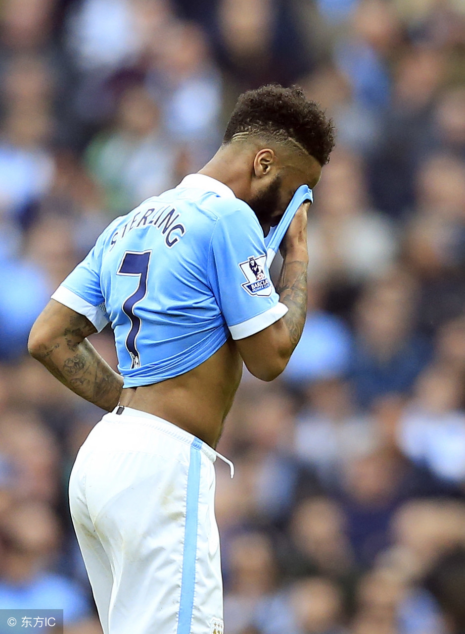 曼城5球大胜斯特林,斯特林绊倒自己