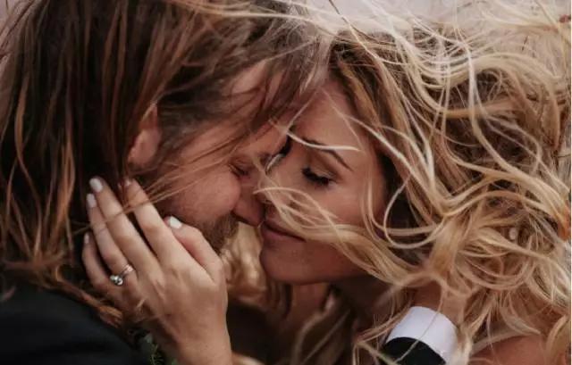 咫尺光年爱如初见意思,咫尺光年爱如初见什么意思