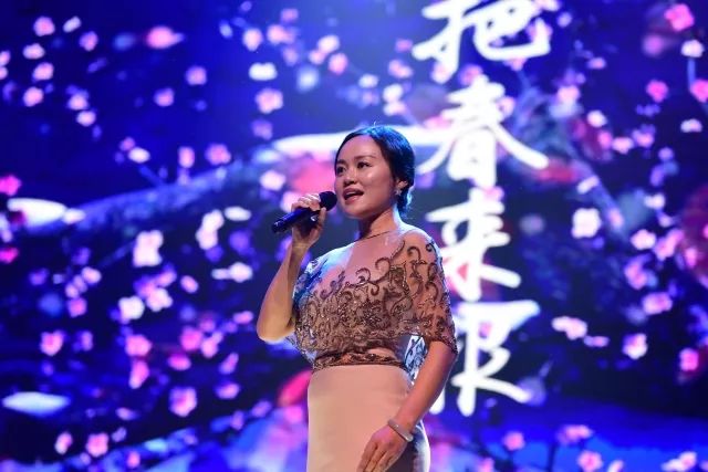 警察震撼人心的表演节目,慰问演出感动