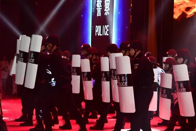 警察震撼人心的表演节目,慰问演出感动