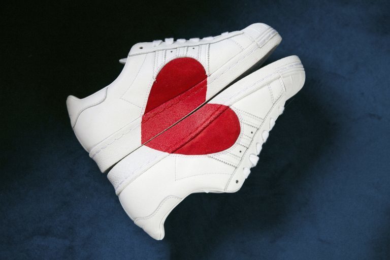 adidas新款情人节限定2023,adidasoriginals高帮银色