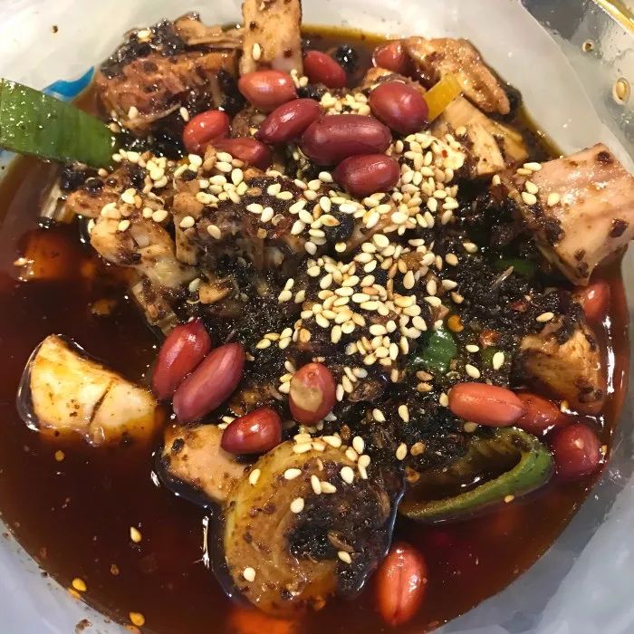 原来好多热门苍蝇馆子的干货，都可以抽真空、当特产带走！