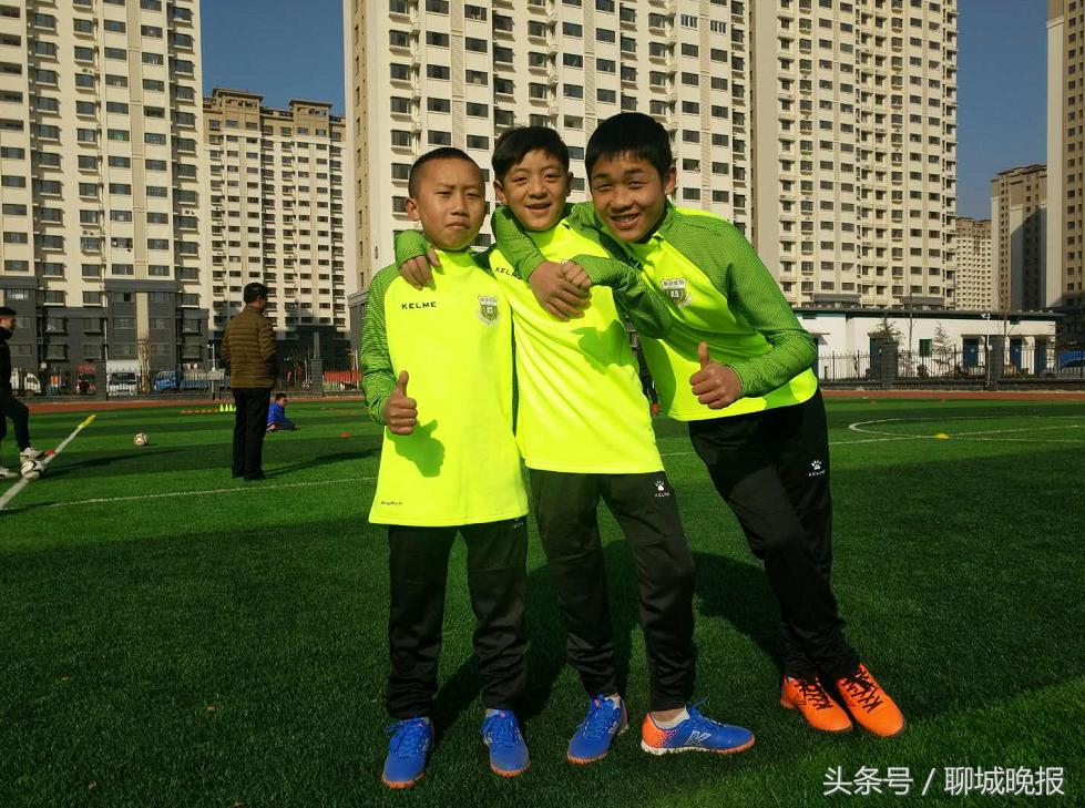 踢球唱歌画画……过年前夕，四名彝族少年在聊城收获满满幸福