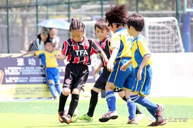 那个经常羞涩一笑的踢球女孩，竟有如此大爱的足球梦想