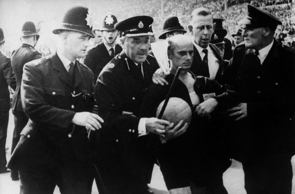 受到红绿灯启发，他用红黄牌制度改变了足球