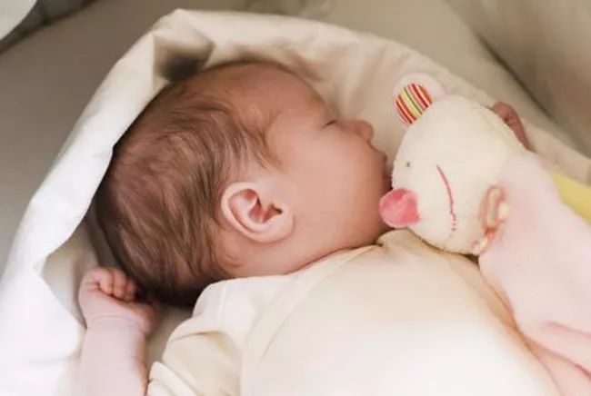 刚出生宝宝医生要让准备什么,宝宝出生一两天要准备哪些资料