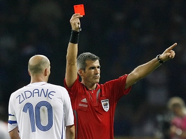 受到红绿灯启发，他用红黄牌制度改变了足球