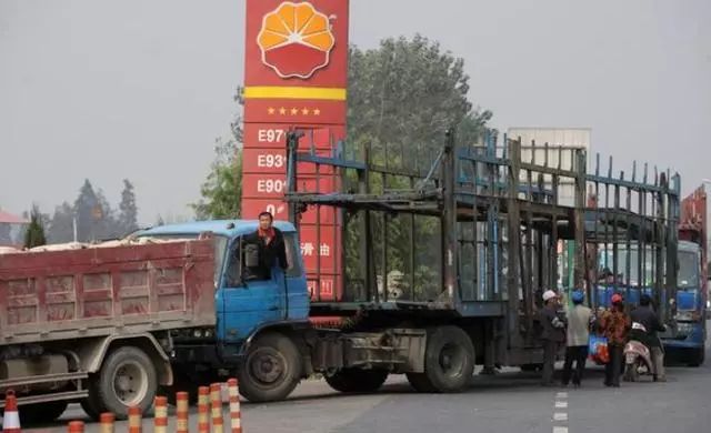 看了卡车司机都是如何省钱的！才知道养大车跑运输是多么的苦！