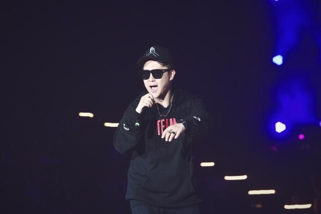 联通手机铃声一个男的唱的,联通电话铃声是什么歌