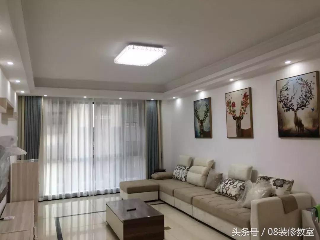 一直在纠结沙发背景墙要不要挂画,今年最流行挂画怎么选