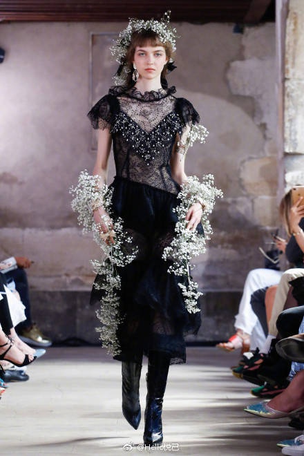 穿Dior星空裙的模特比ab还美!神似王思聪前女友,就是嘴巴怪怪的