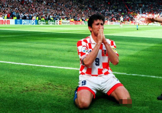 从本方进攻终结者到对手噩梦制造者阿奎罗打肿了多少人的脸