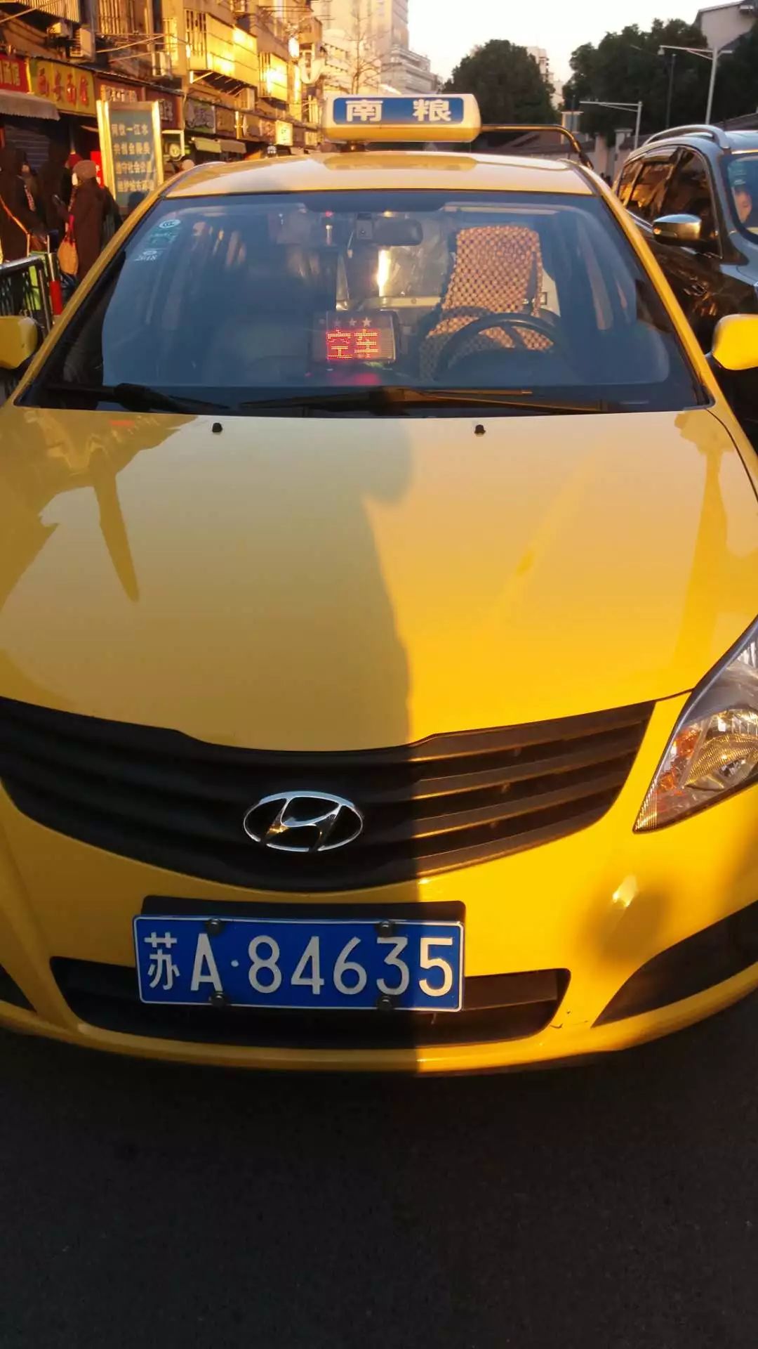 广州司机连闯两个红灯,连闯2个红绿灯