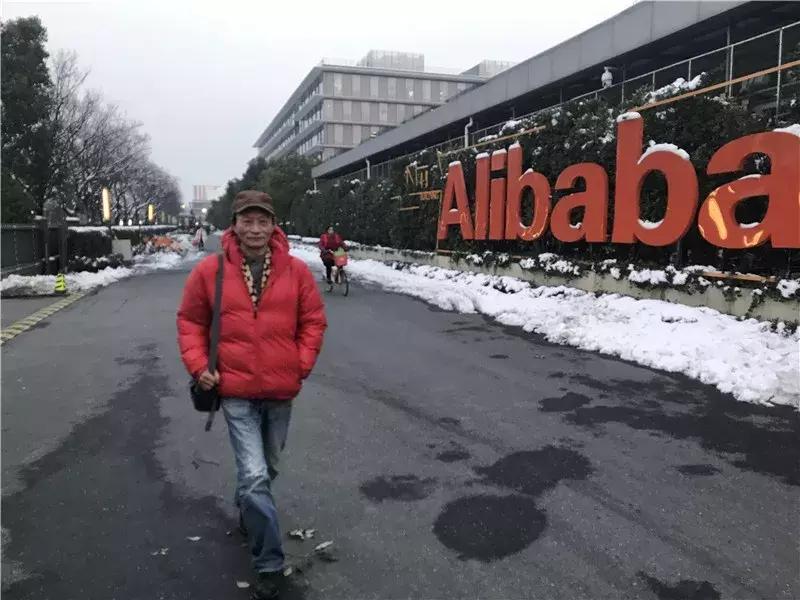 马云用40万年薪招老人，三千人报名9人面试，广场舞大妈说像朝圣