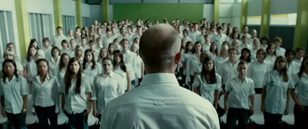 站在悬崖上的每个人，都以为自己只有一种选择