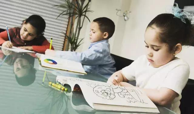 寒假期间孩子们都是怎么过的,国外小学生怎么过寒假