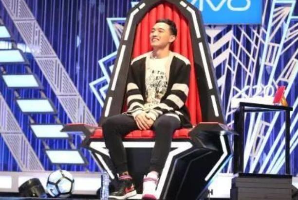 少年光脚足球,足球少年光脚踢球