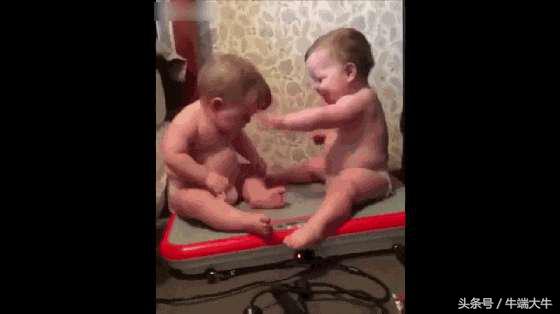 爸爸玩游戏吓小宝宝一跳,爸爸用玩具吓哭宝贝