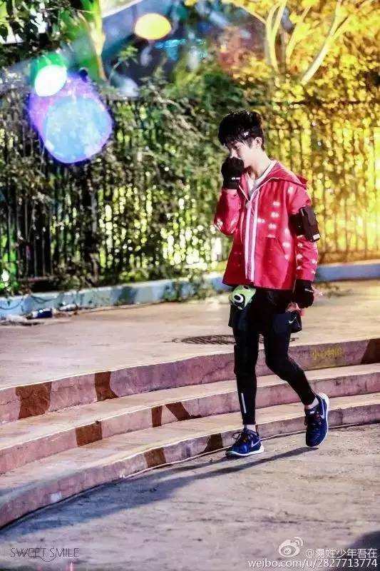 穿个发光裙怎么了，王凯这件夹克值4000多万呢