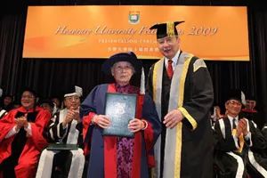 “三嫂走好”——一生只认五个字的港*荣大**誉院士