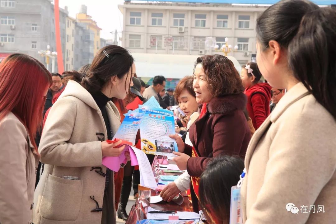 火！火！火！丹凤县2018年“春风行动”暨雨丹劳务协作现场招聘会爆棚啦！