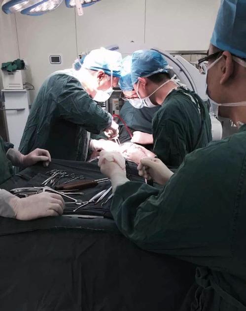 老人摔跤颈椎受损一只手臂疼,摔倒了导致颈椎脊髓损伤高位截瘫