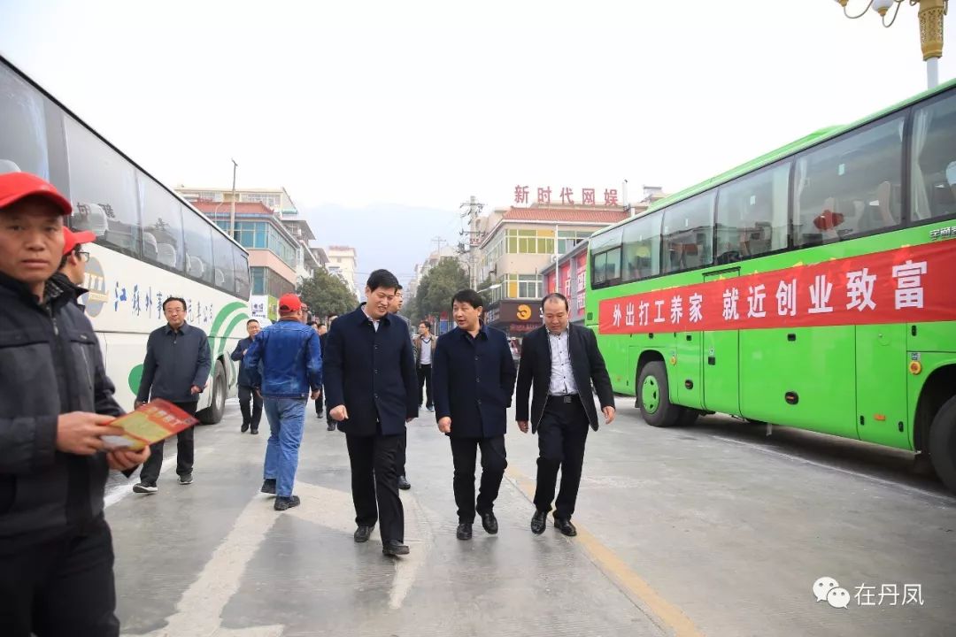 火！火！火！丹凤县2018年“春风行动”暨雨丹劳务协作现场招聘会爆棚啦！