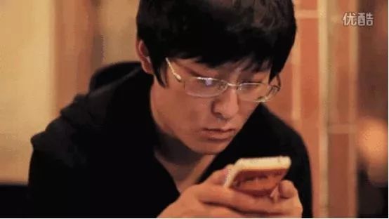 「可怕」一男子玩手机导致手指出现活动障碍！严重可致终生障碍！