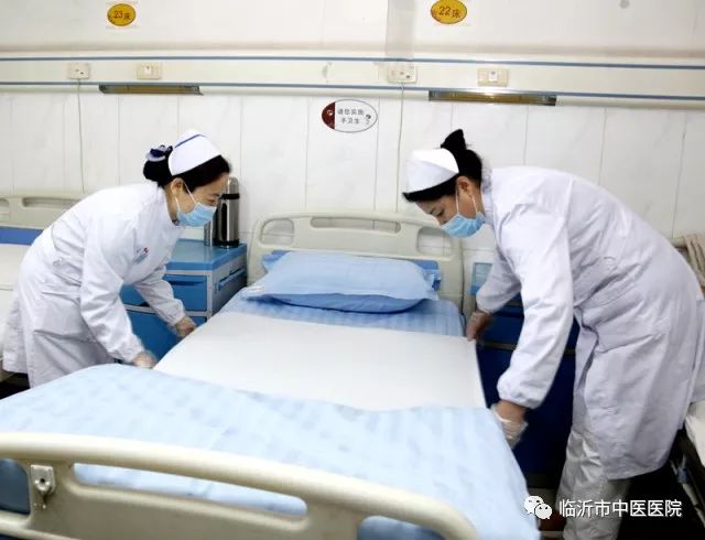 肛肠科病房走廊,病房爆满一床难求