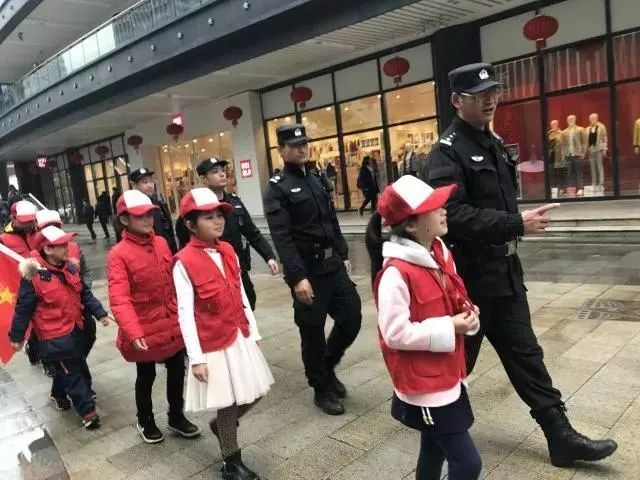 看滨和健儿玩转旱地冰球｜长河小学学生寻访“最美杭州人”