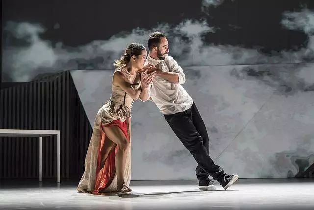 YT现场｜与三吨黏土共舞？艺术家如何让剧院变身作品的舞台